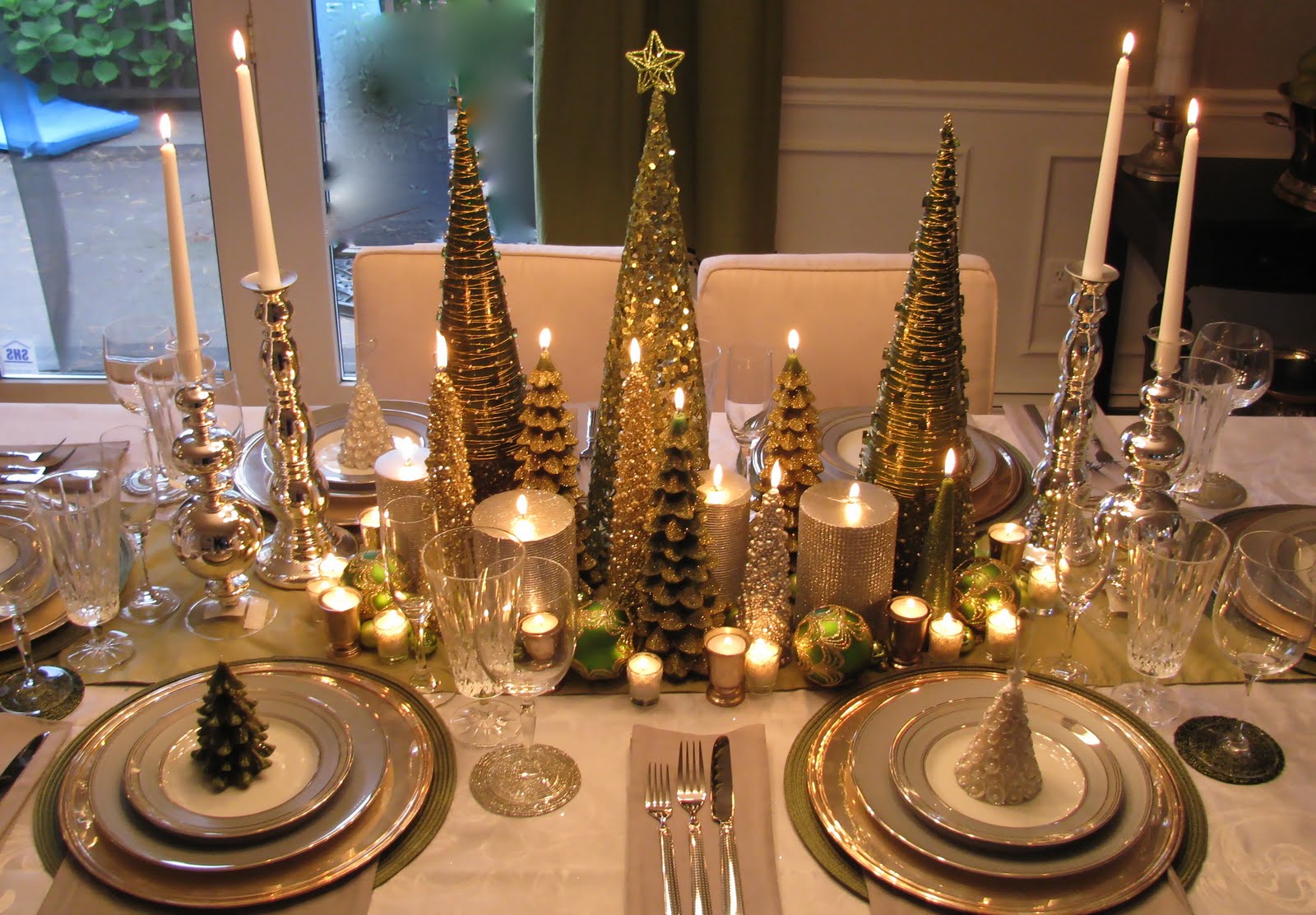 christmas dining table centerpiece photo - 1
