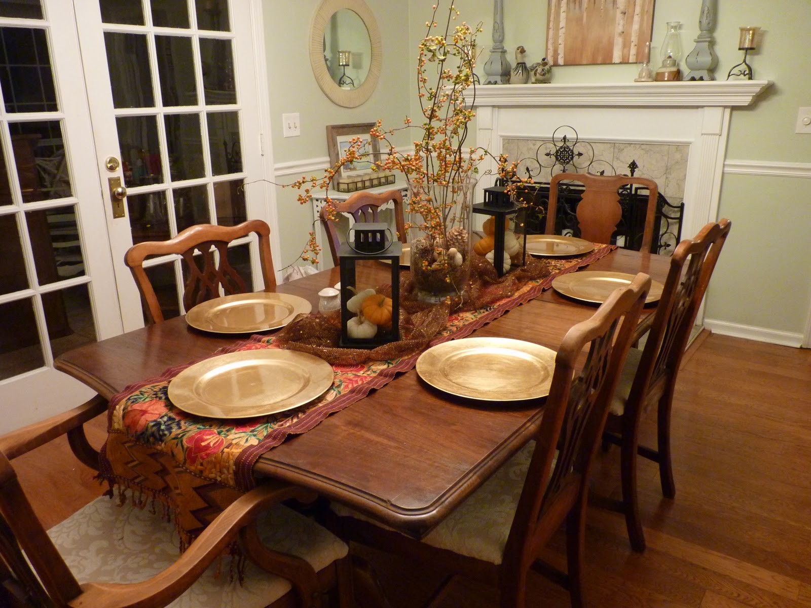 decorate dining room table photo - 2