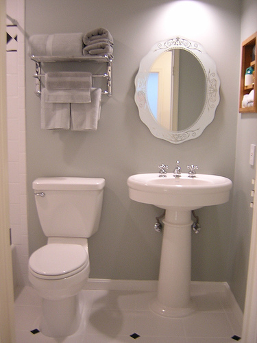 how to decorate a small bathroom on a budget photo - 1