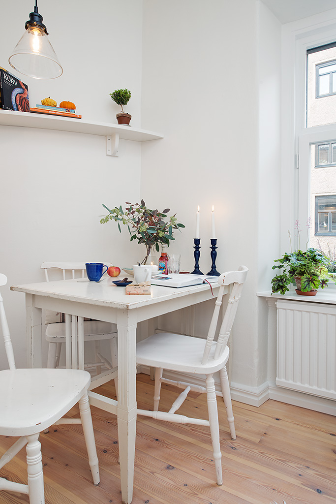 kitchen table small space photo - 2