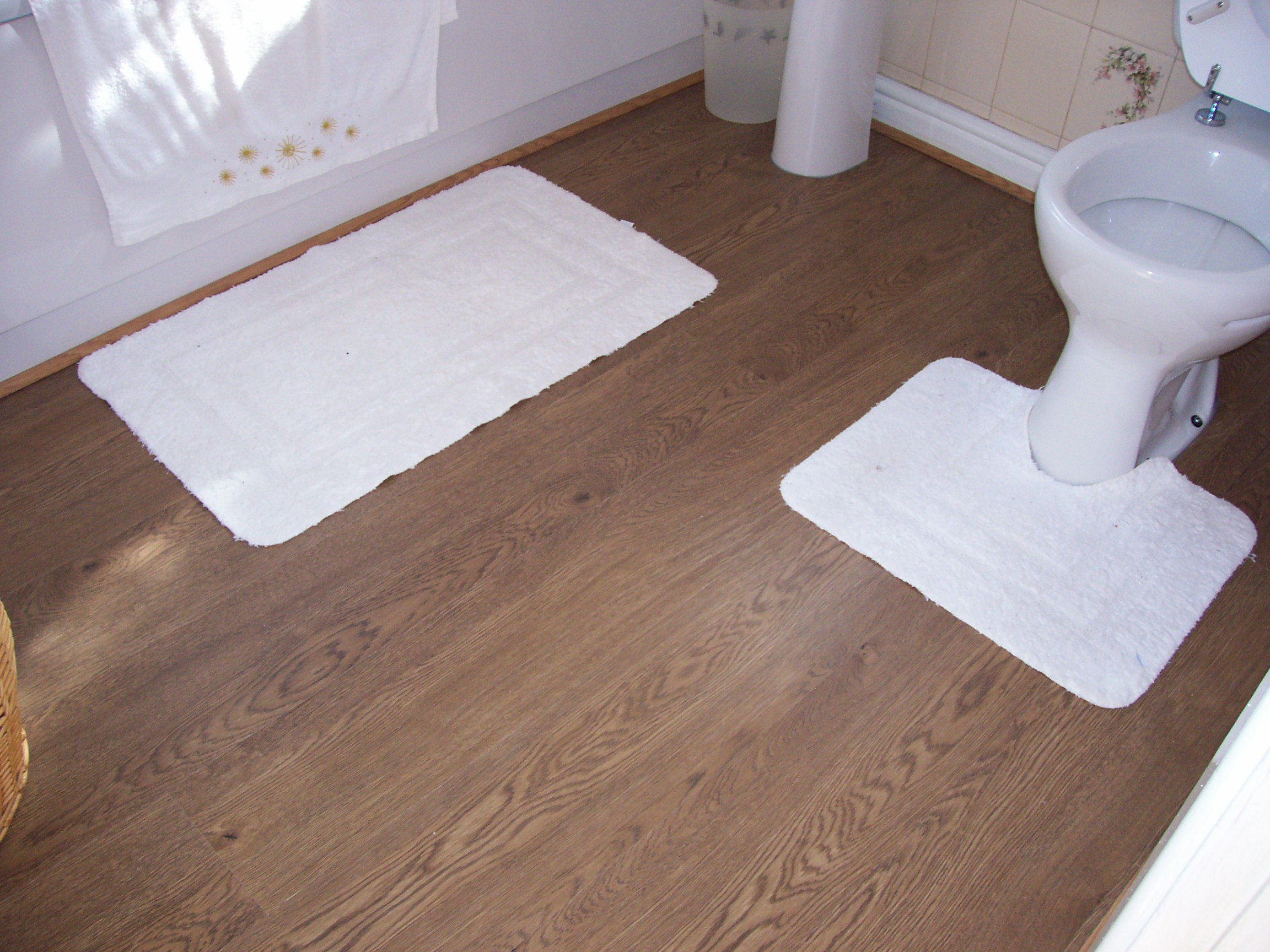 laminate flooring bathroom photo - 1