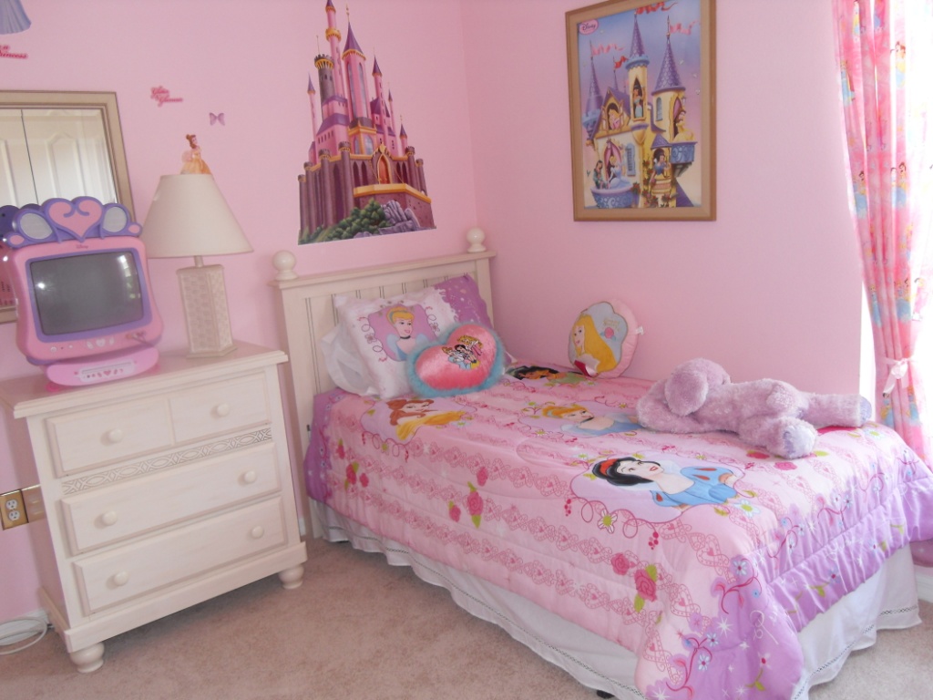 little girl bedroom photo - 2