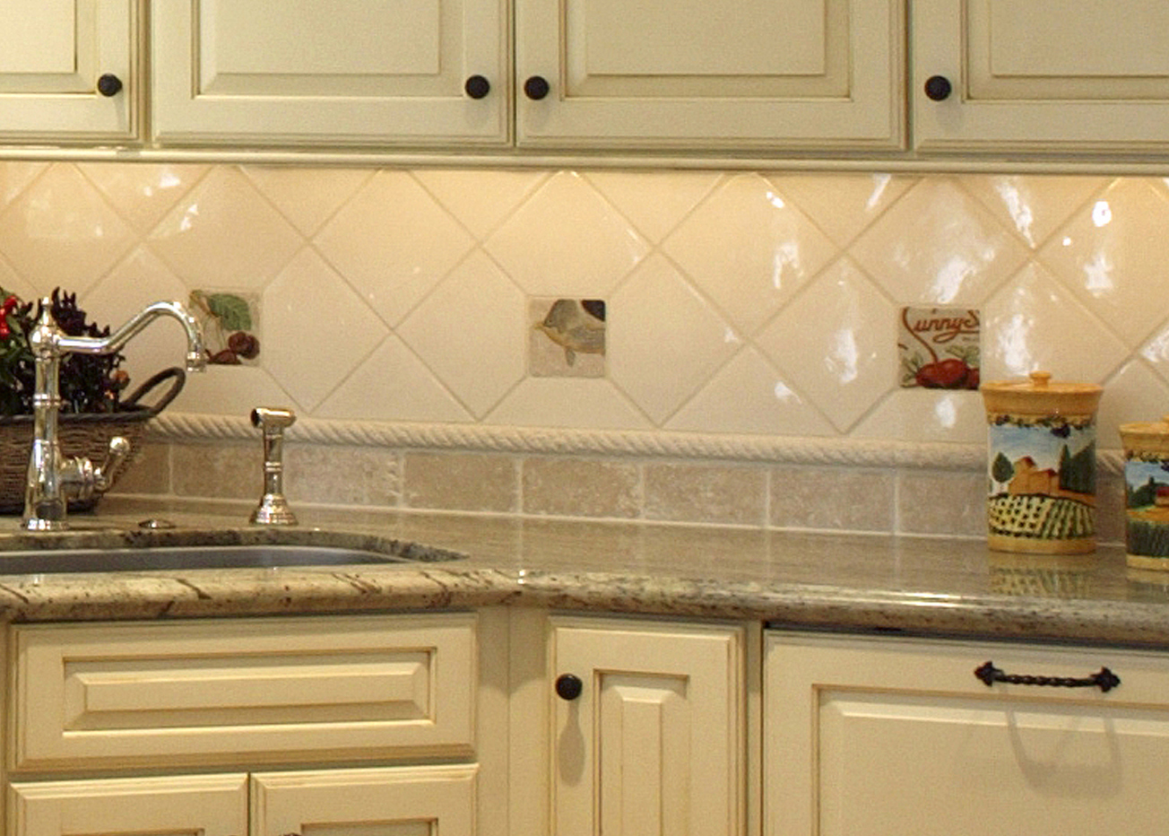 small tile backsplash in kitchen photo - 2